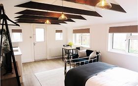 The Annexe - Private, Self-Contained With Parking